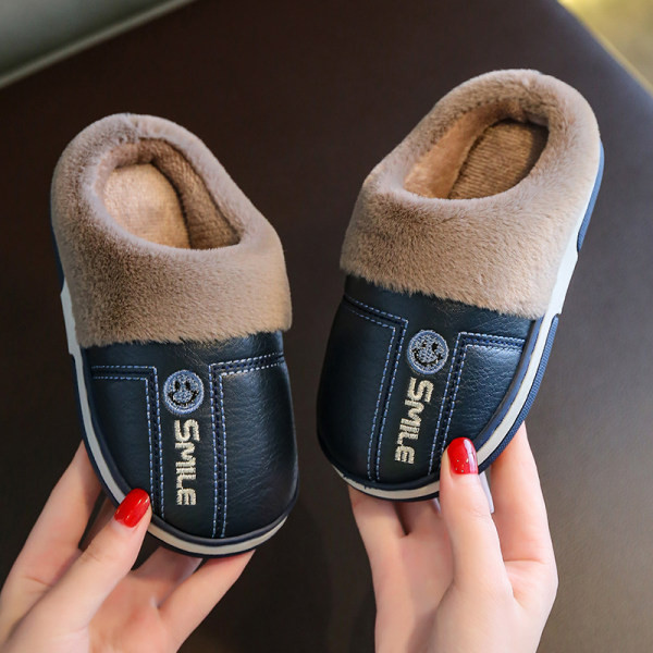 Öko-nahast laste sussid tikitud kirja ja ökosulgedega