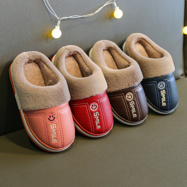 Öko-nahast laste sussid tikitud kirja ja ökosulgedega