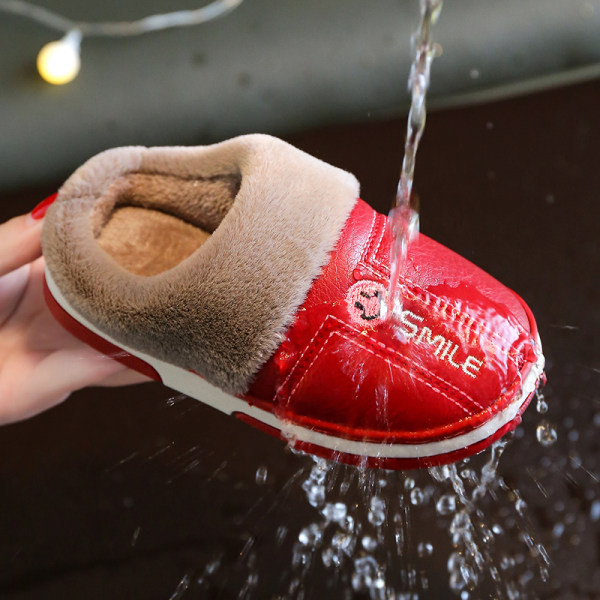 Öko-nahast laste sussid tikitud kirja ja ökosulgedega