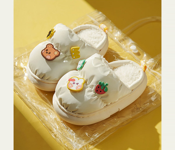 Nový model textilných domácich papúč s 3D prvkami pre dievčatá