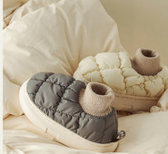 Erinevates värvitoonides tekstiilist lastesussid