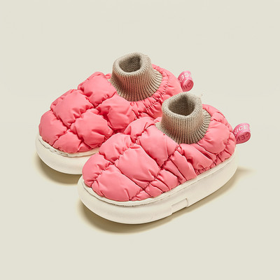 Erinevates värvitoonides tekstiilist lastesussid