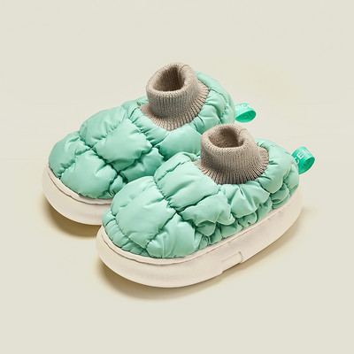 Erinevates värvitoonides tekstiilist lastesussid