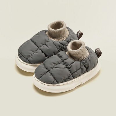 Erinevates värvitoonides tekstiilist lastesussid