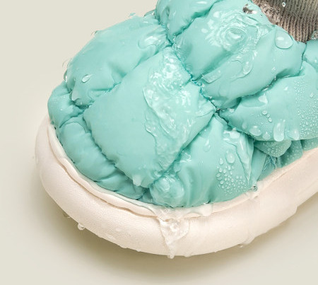 Erinevates värvitoonides tekstiilist lastesussid