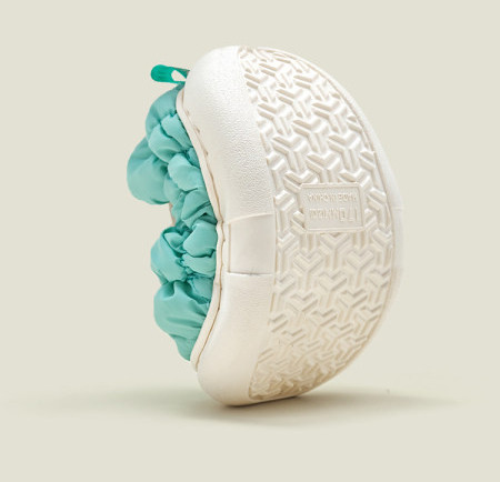 Erinevates värvitoonides tekstiilist lastesussid