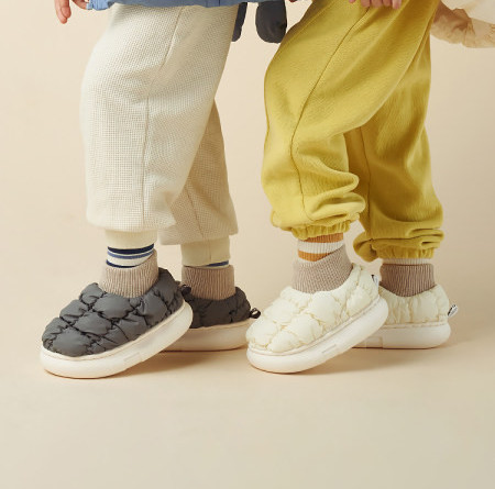 Erinevates värvitoonides tekstiilist lastesussid