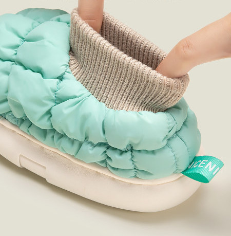 Erinevates värvitoonides tekstiilist lastesussid