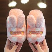 Uue mudeliga kodusoojad sussid tüdrukutele kõrvade ja tikitud kirjaga