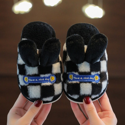 Uue mudeliga kodusoojad sussid tüdrukutele kõrvade ja tikitud kirjaga