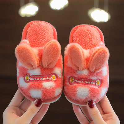 Uue mudeliga kodusoojad sussid tüdrukutele kõrvade ja tikitud kirjaga