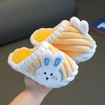 Uue mudeliga kodusoojad sussid tüdrukutele kõrvade ja tikitud kirjaga