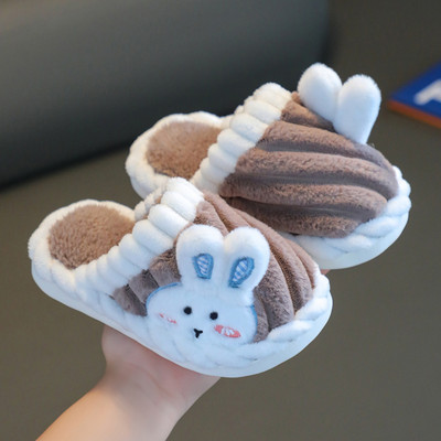 Uue mudeliga kodusoojad sussid tüdrukutele kõrvade ja tikitud kirjaga