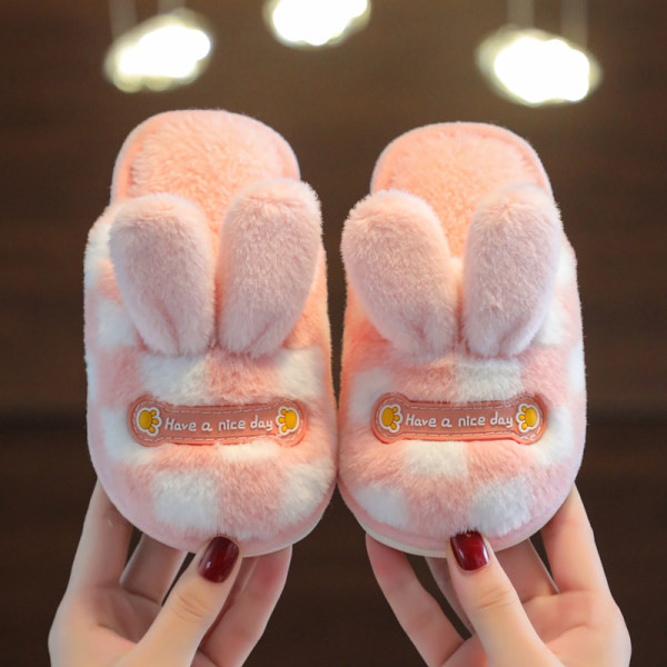 Uue mudeliga kodusoojad sussid tüdrukutele kõrvade ja tikitud kirjaga