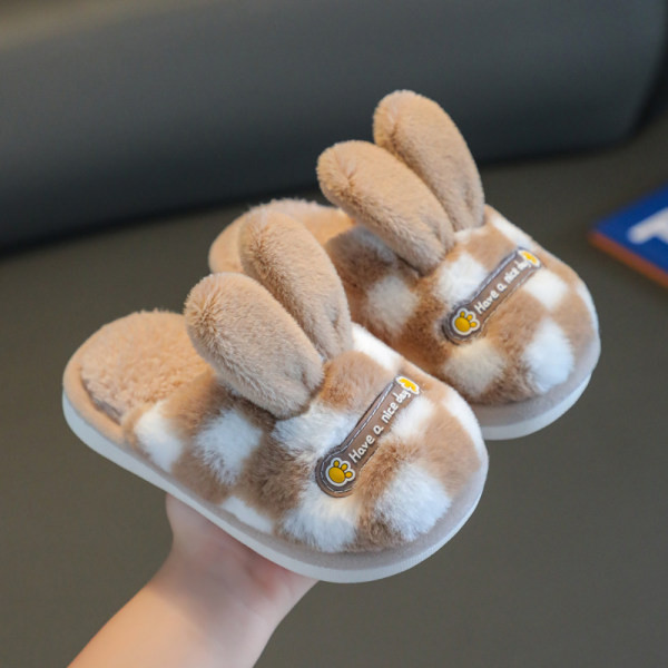 Uue mudeliga kodusoojad sussid tüdrukutele kõrvade ja tikitud kirjaga