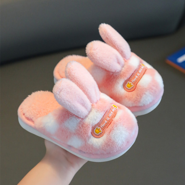 Uue mudeliga kodusoojad sussid tüdrukutele kõrvade ja tikitud kirjaga