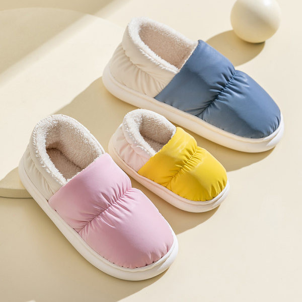 Įvairių spalvų vaikiškos tekstilinės šlepetės