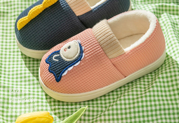 Vaikiškos šlepetės – su siuvinėjimais