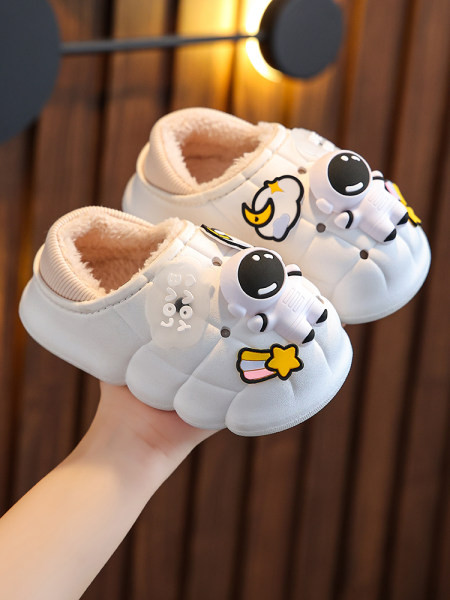 Bērnu čības dažādās krāsās