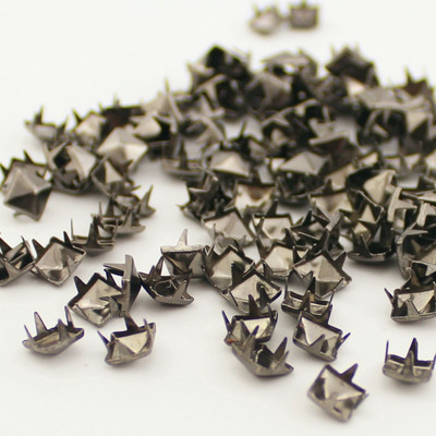 Mix-Colors 100 bucăți 9 mm Punk Pyramid DIY Metal Pătrat cu nituri și țepi pentru îmbrăcăminte Pantofi Genți Accesorii