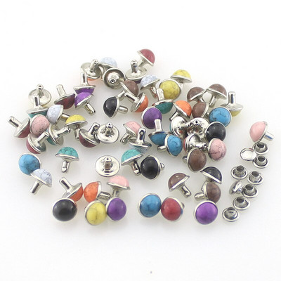 100 komplekti / kott Läbimõõt 8 mm Värvilised akrüülist türkiissinised ja messingist needid naha jaoks Rhinestoni naelad riidekottide jaoks DIY tarvik