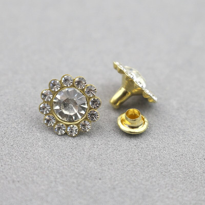 30-100Komplektid 11mm Lilled Kuju Crystal Rhinestone Rõivas Needid Diamante naastud DIY Käsitöö Kunst Nahk Dekoor naelad Puurinaelad
