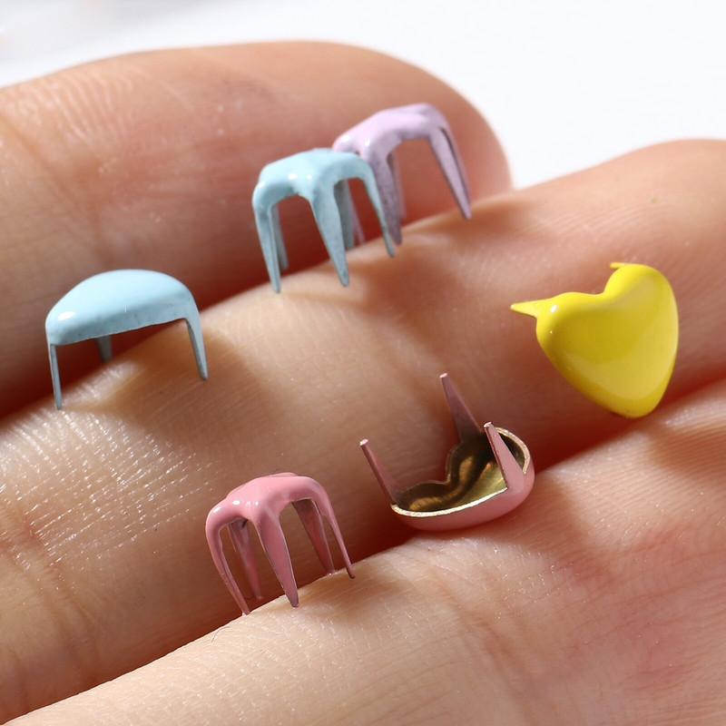 50 tk Mini Metal Star Heart Doll Needid Armsad Nahast Käsitöö Neli küünega needid Õmblemiseks Nukud Riided Kingad Käevõrud Aksessuaarid