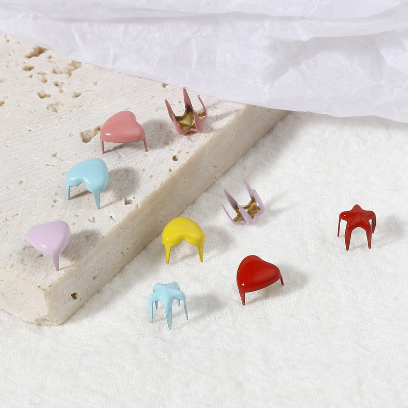 50 tk Mini Metal Star Heart Doll Needid Armsad Nahast Käsitöö Neli küünega needid Õmblemiseks Nukud Riided Kingad Käevõrud Aksessuaarid