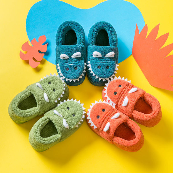 Vaikiškos pūkinės šlepetės su 3D elementu