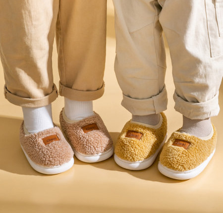 Nahast detailiga plüüsis sussid