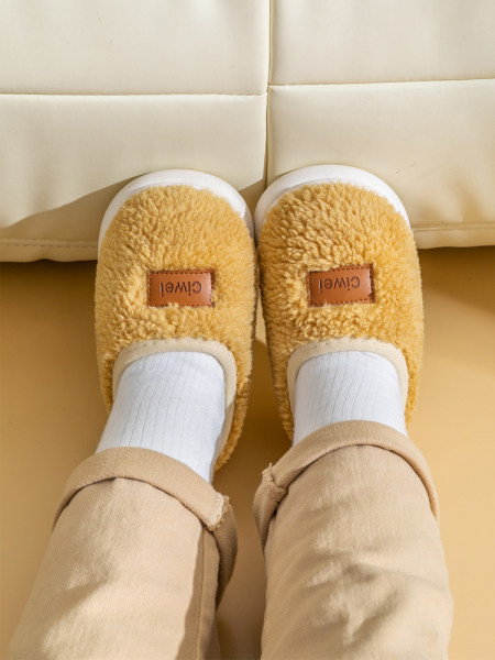 Nahast detailiga plüüsis sussid