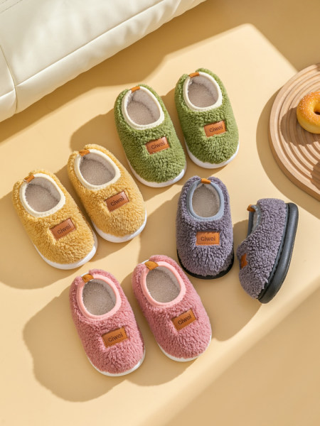 Nahast detailiga plüüsis sussid