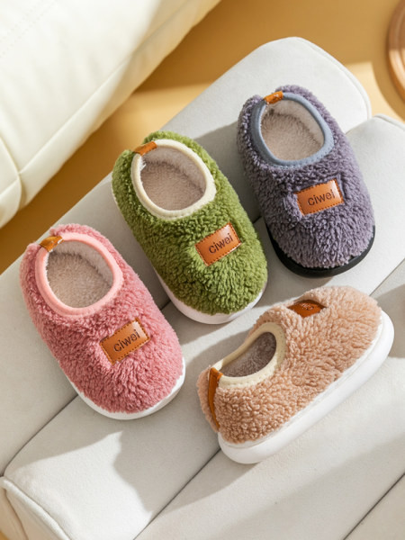 Nahast detailiga plüüsis sussid