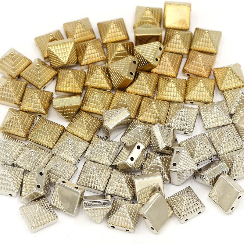 100 ks 10 mm štvorcové plastové hroty CCB strieborné kožené nity prišívacie pyramídy s bodkami hroty na oblečenie punkové DIY korálkové remeslo