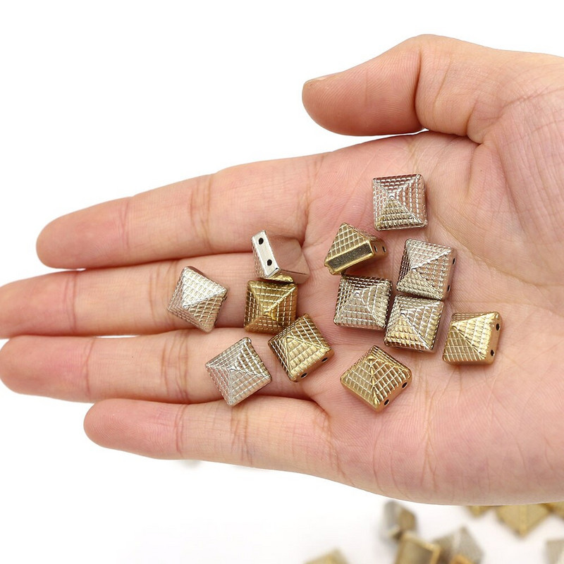 100 ks 10 mm štvorcové plastové hroty CCB strieborné kožené nity prišívacie pyramídy s bodkami hroty na oblečenie punkové DIY korálkové remeslo