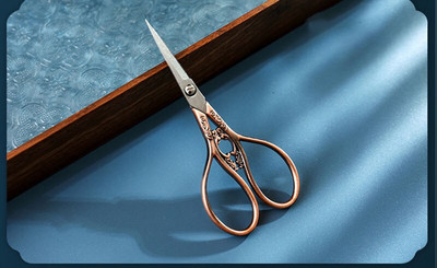 1 tk Euroopa vanaaegsed roostevabast terasest lillekäärid õmbluskäärid DIY tööriistad lillemustritega tikandid käärid