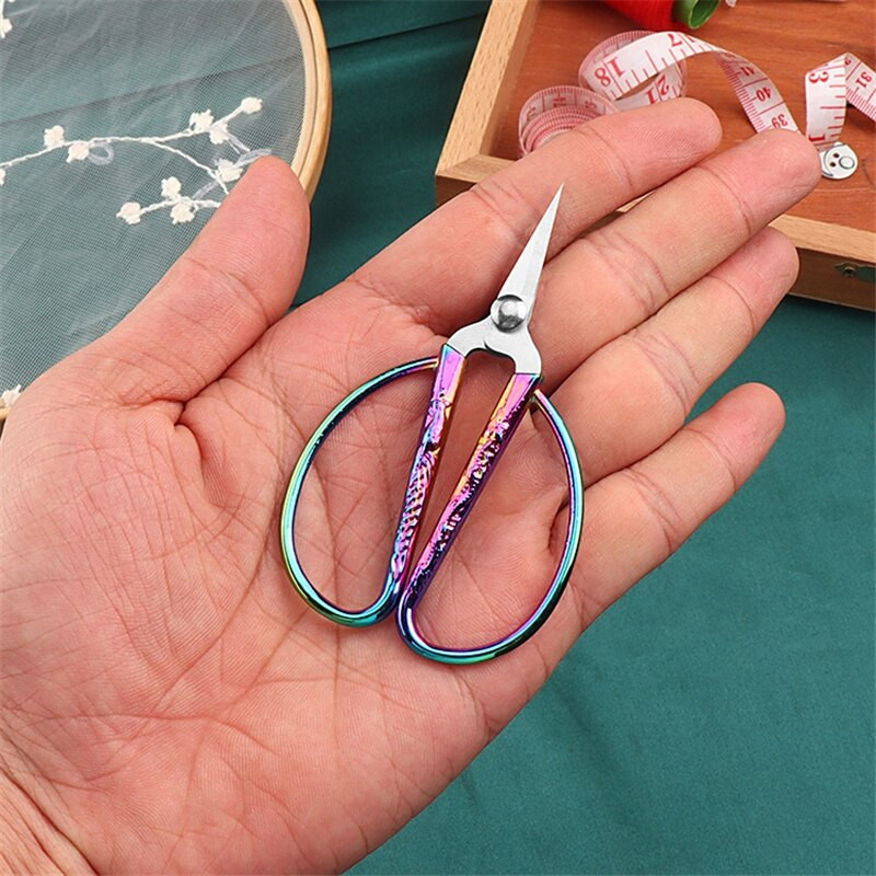 Mitmevärvilised roostevabast terasest käärid näputöö rätsepa käärid ristpistes niidid tikandite õmblemiseks kangalõikuri tööriistad