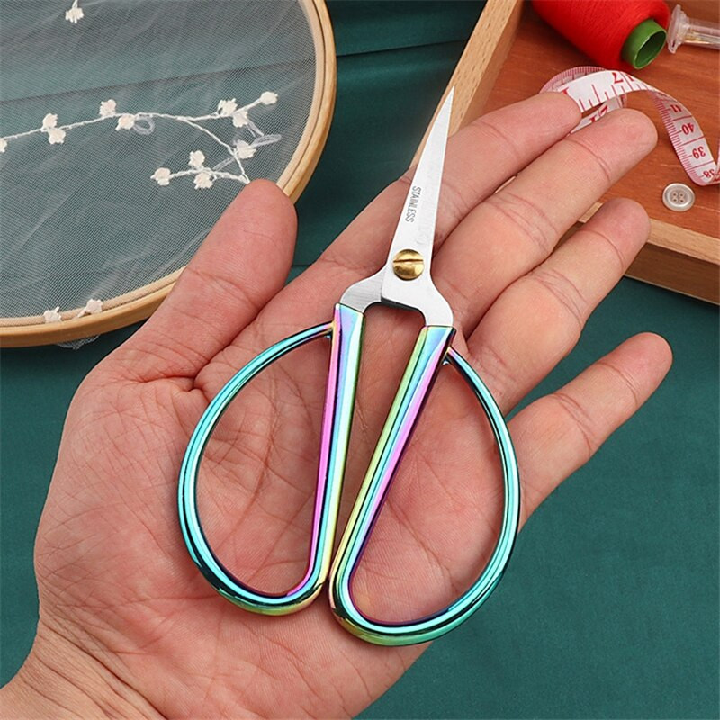 Mitmevärvilised roostevabast terasest käärid näputöö rätsepa käärid ristpistes niidid tikandite õmblemiseks kangalõikuri tööriistad