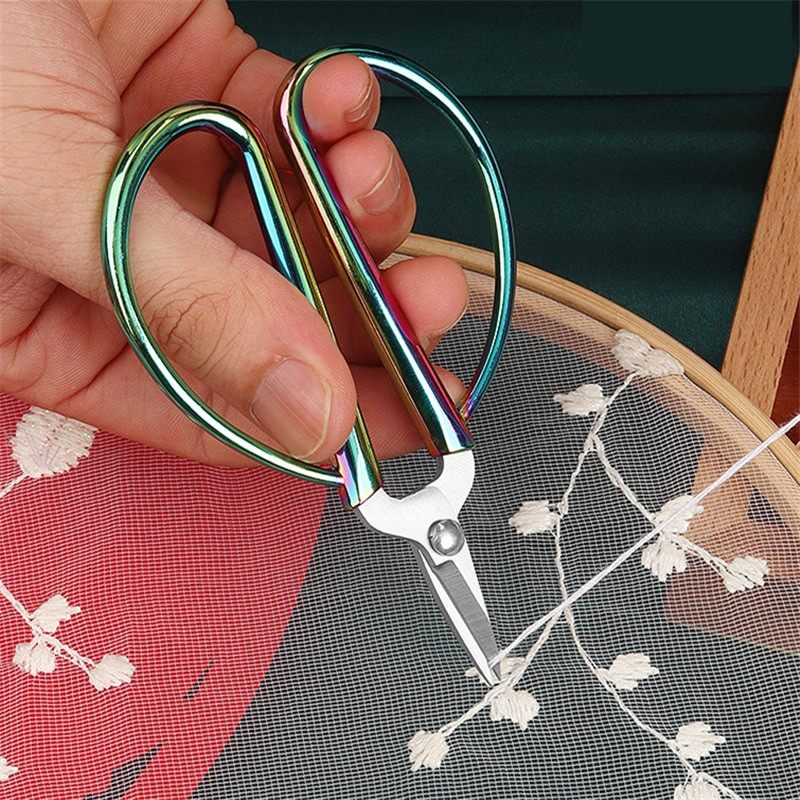 Mitmevärvilised roostevabast terasest käärid näputöö rätsepa käärid ristpistes niidid tikandite õmblemiseks kangalõikuri tööriistad
