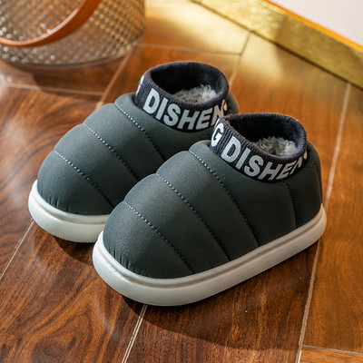 Textilné papuče s vyšívaným textom a hrubou zamatovou podšívkou pre chlapcov