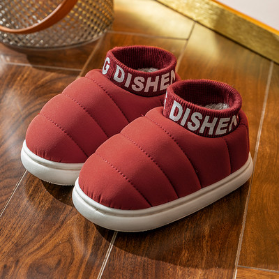 Textilné papuče s vyšívaným textom a hrubou zamatovou podšívkou pre chlapcov