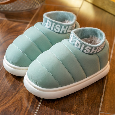 Textilné papuče s vyšívaným textom a hrubou zamatovou podšívkou pre chlapcov