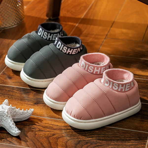 Textilné papuče s vyšívaným textom a hrubou zamatovou podšívkou pre chlapcov