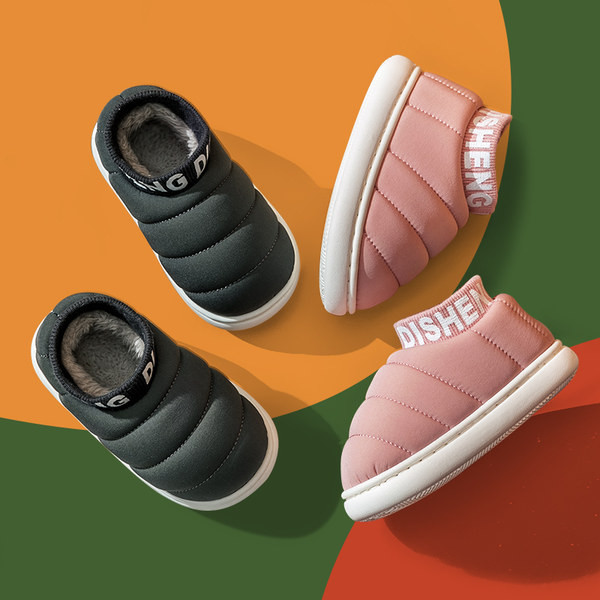 Textilné papuče s vyšívaným textom a hrubou zamatovou podšívkou pre chlapcov