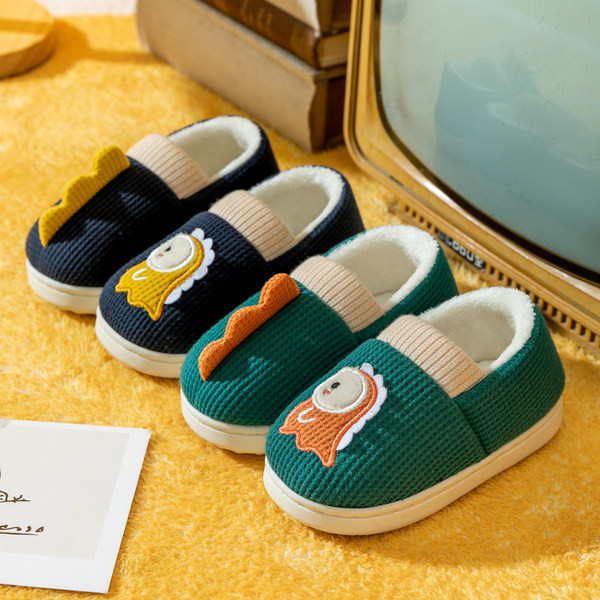 Цветни домашни пантофи с апликация и равна подметка за момчета 