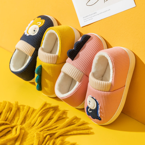 Цветни домашни пантофи с апликация и равна подметка за момчета 