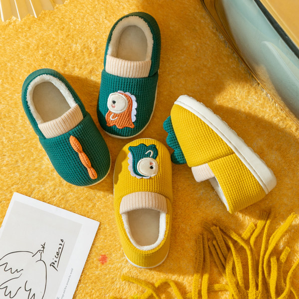 Цветни домашни пантофи с апликация и равна подметка за момчета 