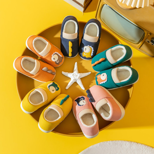 Цветни домашни пантофи с апликация и равна подметка за момчета 