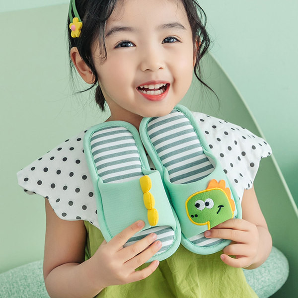 Papuci de casă cu element 3D pentru băieți și fete