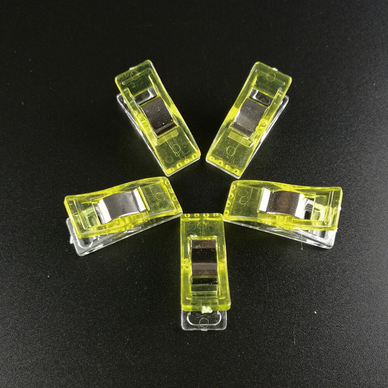 50 ks/balenie klipov, plastových klipov na šitie, pevných klipov na patchwork, remeslá, priehľadných prešívaných prešívaných prikrývok, patchworkových klipov, kovových klipov na odevy.